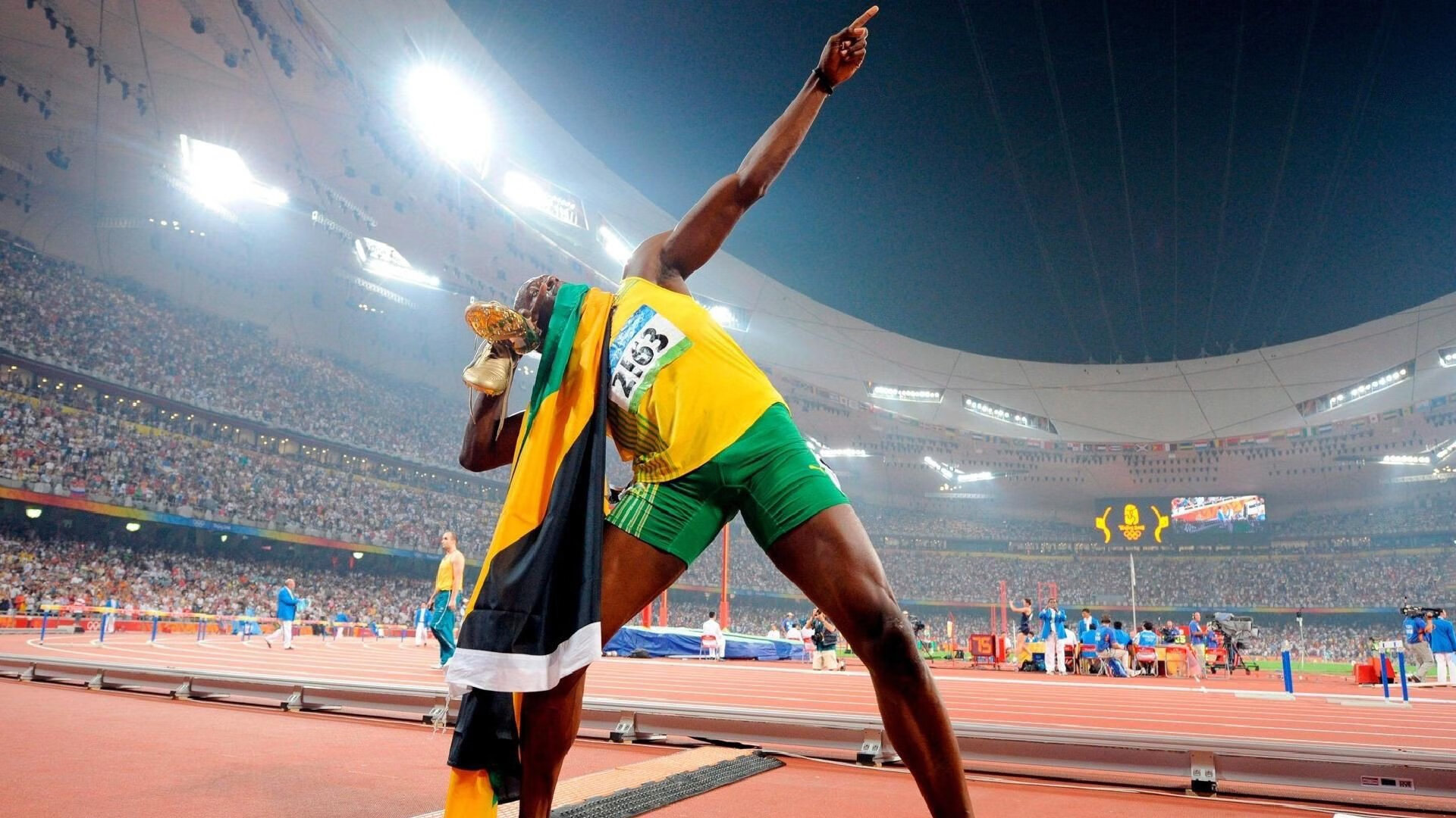 《明星电子竞技解说：带你领略每场激战的精彩！》，明星x电竞选手